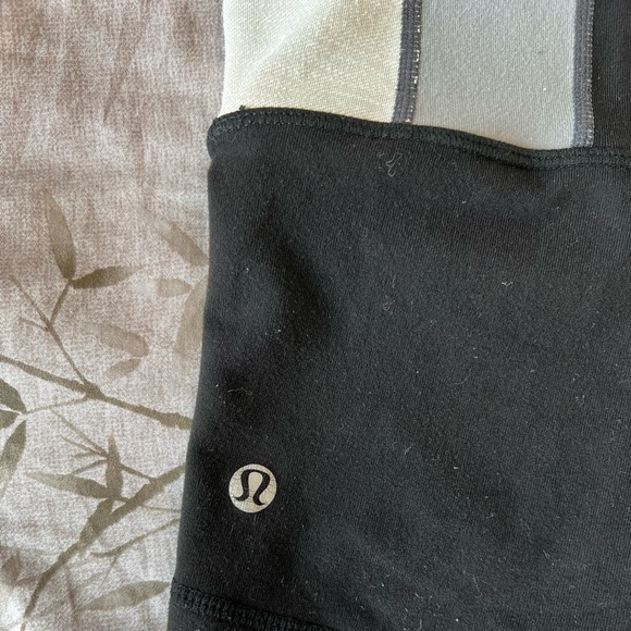 Lululemon reversible booty shorts - Picture 3 of 5
